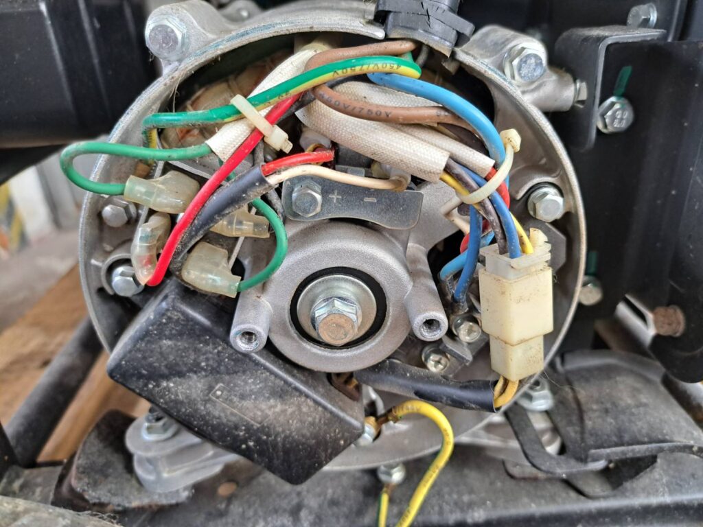 Diagnostika elektroinštalácie stavebného stroja – detail elektrického agregátu počas servisu