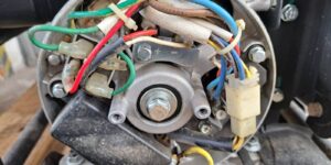Diagnostika elektroinštalácie stavebného stroja – detail elektrického agregátu počas servisu